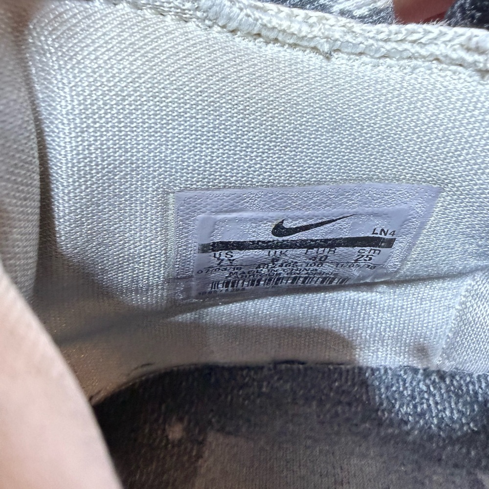 LeBron Equality Basketball shoes - Picture 4 of 4